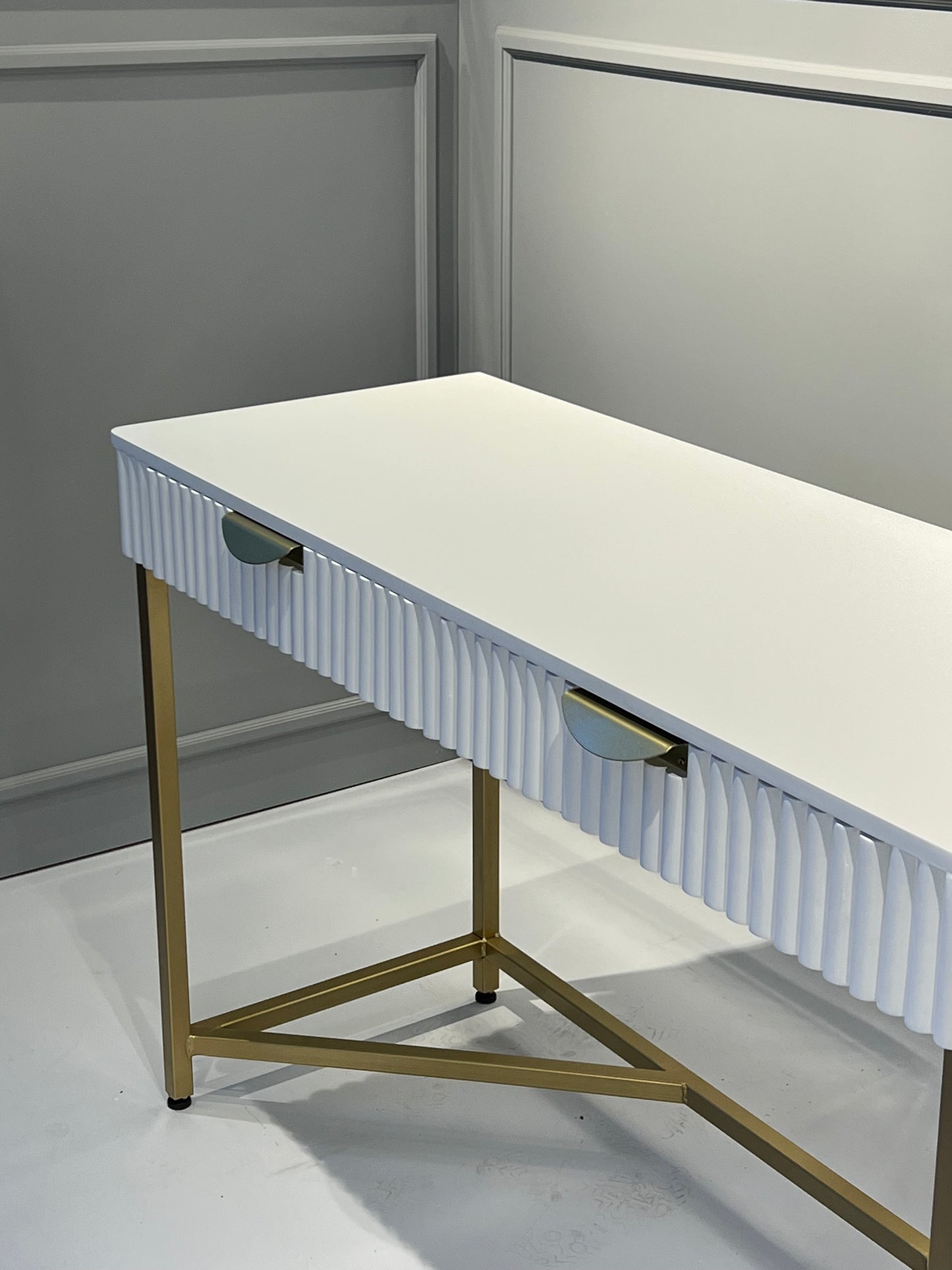 GROOVY VANITY