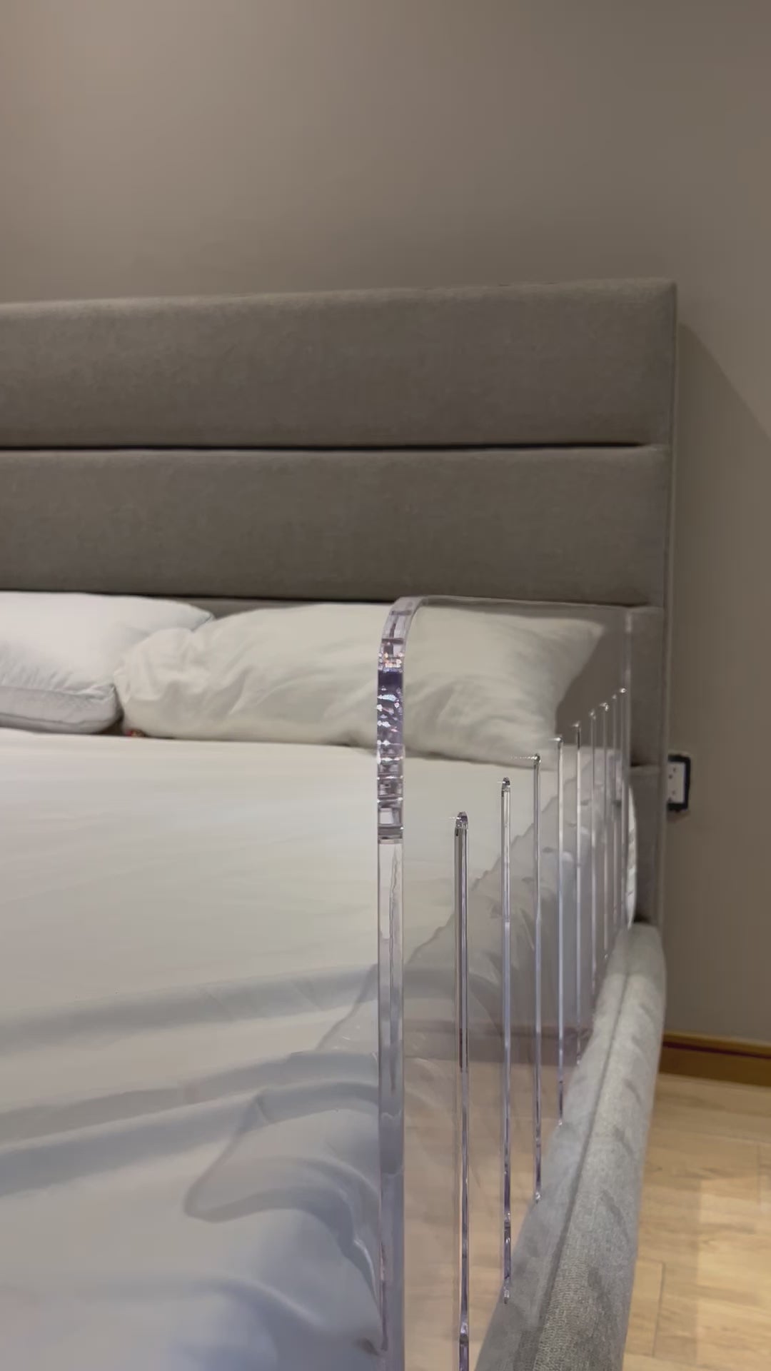 Cargar y reproducir el video en el visor de la galería, BARANDAL ACRÍLICO PARA CAMA.
