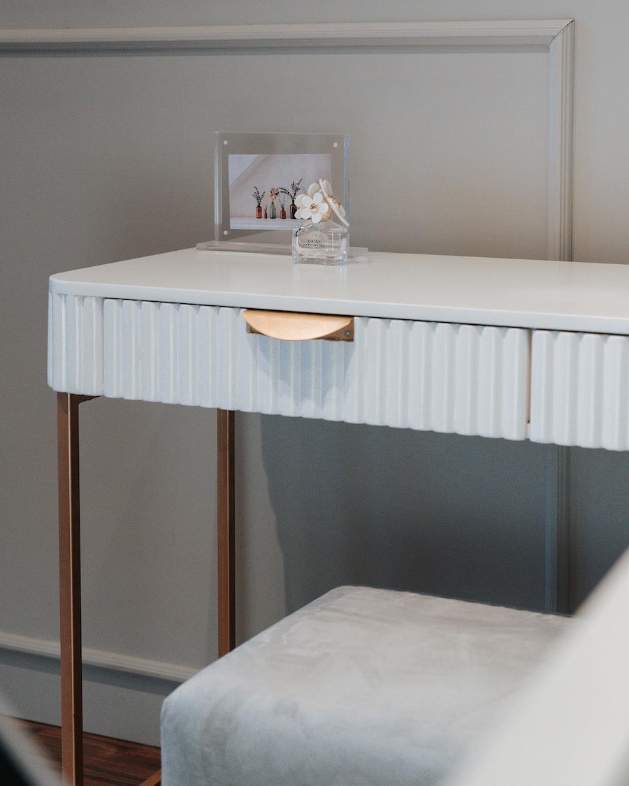 GROOVY VANITY
