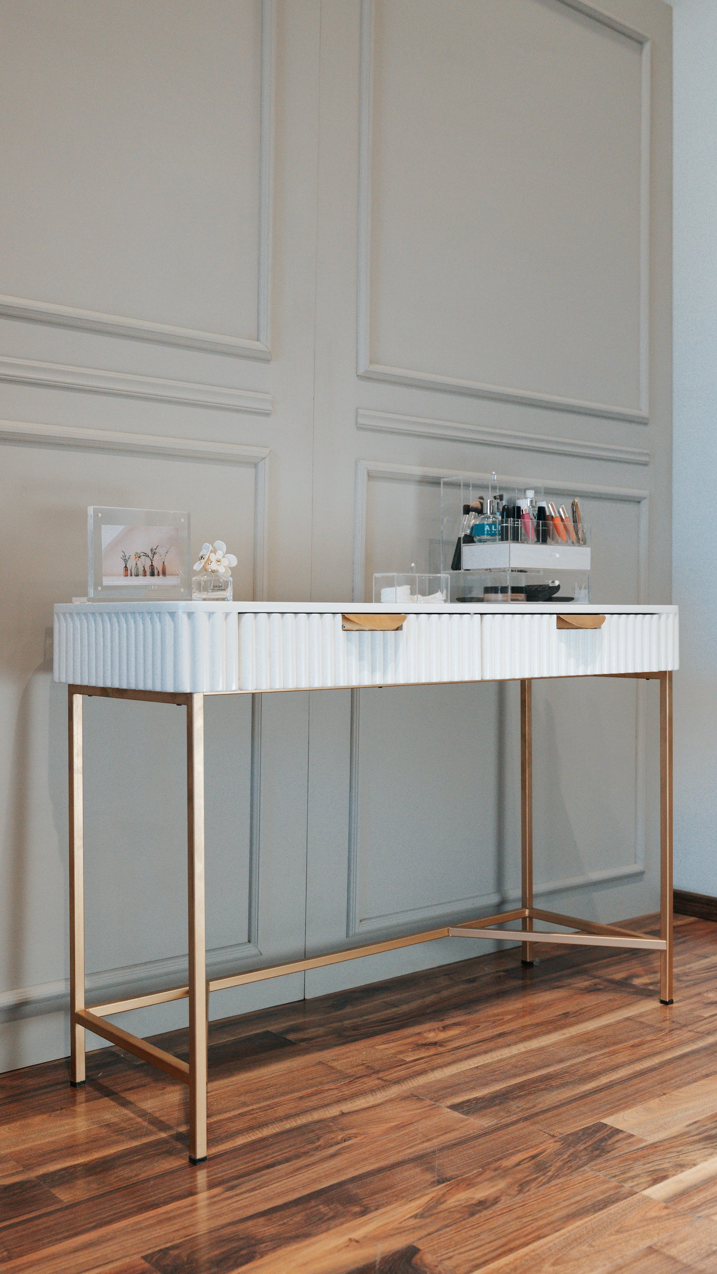 GROOVY VANITY