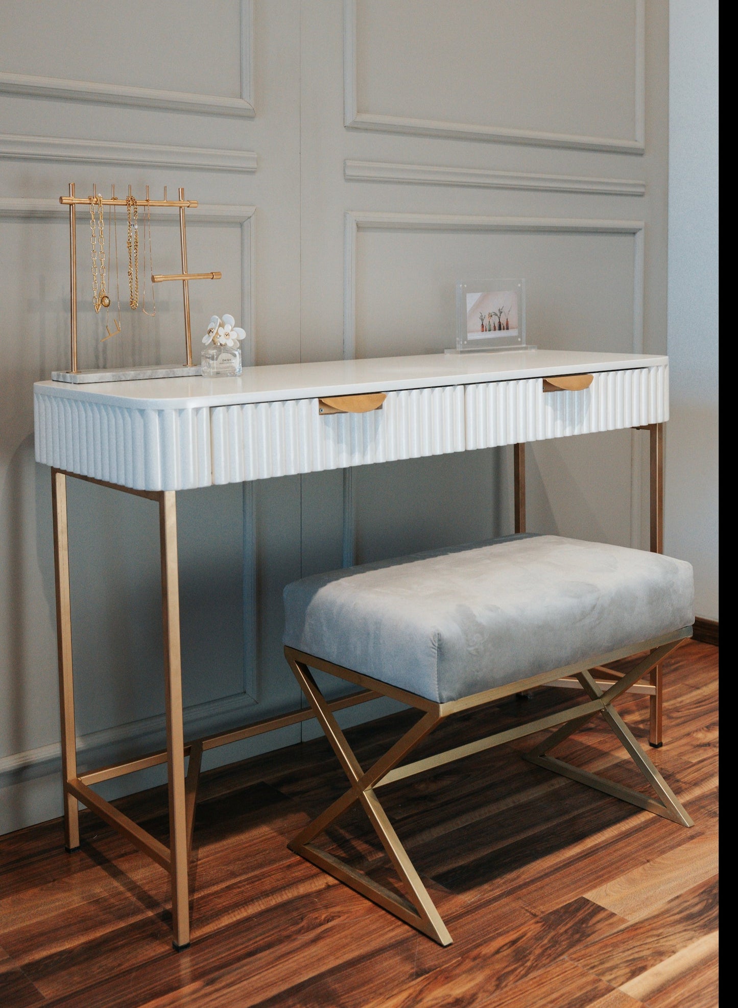GROOVY VANITY